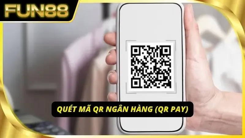 Điện thoại quét mã QR để hoàn tất giao dịch chỉ vài bước